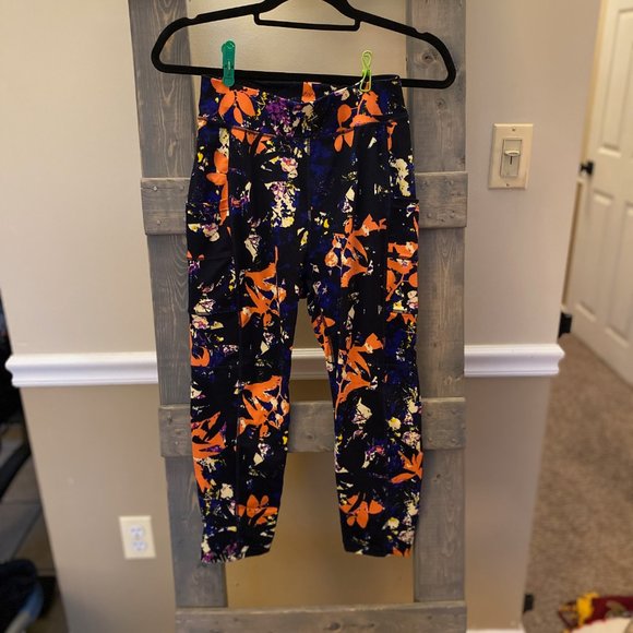 Floral Crop Leggings - Picture 1 of 4